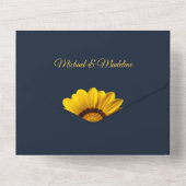 Gele bloemen op marineblauw achtergrondmonogram in all in one uitnodiging (Achterkant)