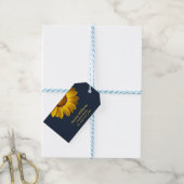 Gele bloemen op marineblauwe achtergrond Monogram Cadeaulabel (Met Touw)