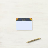 Gele bloemen op marineblauwe achtergrond Monogram Post-it® Notes (Op bureau)