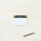 Gele bloemen op marineblauwe achtergrond Monogram Post-it® Notes (Op bureau)