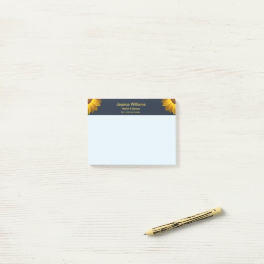 Gele bloemen op marineblauwe achtergrond Monogram Post-it® Notes (Op bureau)