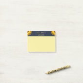 Gele bloemen op marineblauwe achtergrond Monogram Post-it® Notes (Op bureau)