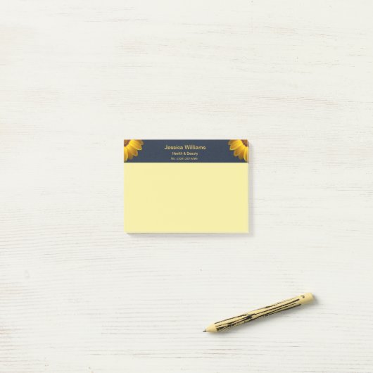 Gele bloemen op marineblauwe achtergrond Monogram Post-it® Notes (Op bureau)