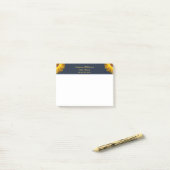 Gele bloemen op marineblauwe achtergrond Monogram Post-it® Notes (Op bureau)