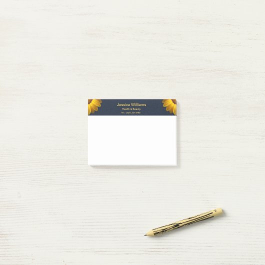 Gele bloemen op marineblauwe achtergrond Monogram Post-it® Notes (Op bureau)
