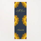 Gele bloemen op marineblauwe achtergrond Monogram Yogamat (Voorkant)