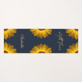 Gele bloemen op marineblauwe achtergrond Monogram Yogamat (Voorkant (horizontaal))
