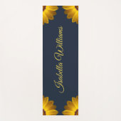 Gele bloemen op marineblauwe achtergrond Monogram Yogamat (Voorkant)
