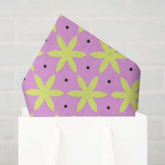 Gele bloemen op roze cvpa2 tissuepapier (Cadeauzakje)