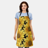 Gele bloemen op zwart over druk schort (Gedragen)