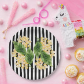 Gele bloemen op zwarte en witte strepen papieren bordje (Feest)