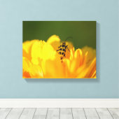 Gele bloemkorrels canvas afdruk (Insitu (Houten vloer))