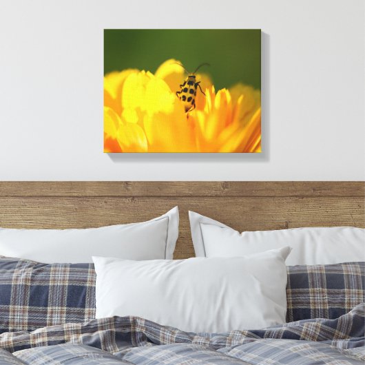 Gele bloemkorrels canvas afdruk (Insitu (Slaapkamer))