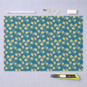 Gele bloemrozen op blauw tissuepapier (Craft)