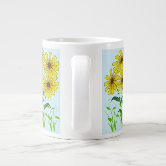 Gele bloesem in groen gras: bloemige elegantie grote koffiekop (Achterkant)