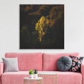 Gele boom die opvalt van de menigte canvas afdruk (Insitu (Woonkamer))