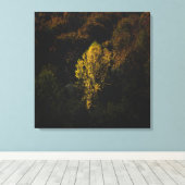 Gele boom die opvalt van de menigte canvas afdruk (Insitu (Houten vloer))