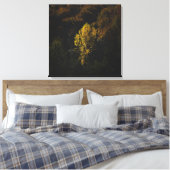 Gele boom die opvalt van de menigte canvas afdruk (Insitu (Slaapkamer))