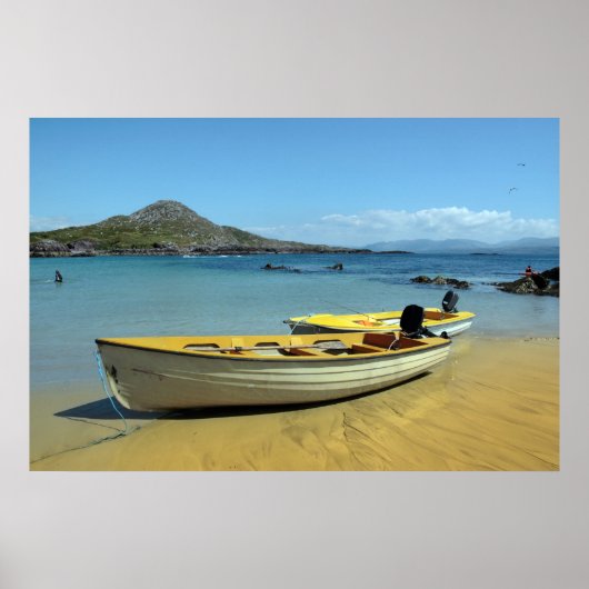 gele boten op het ierse strand poster (Voorkant)