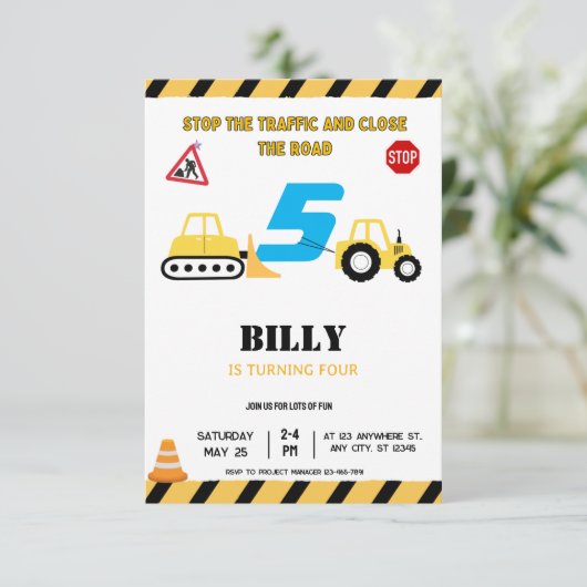 Gele Bouw 5E Verjaardag Uitnodiging (Staand voorkant)