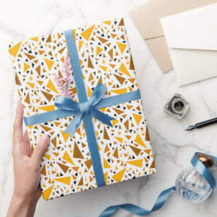 Gele bruine driehoeken op witte retro achtergrond cadeaupapier
