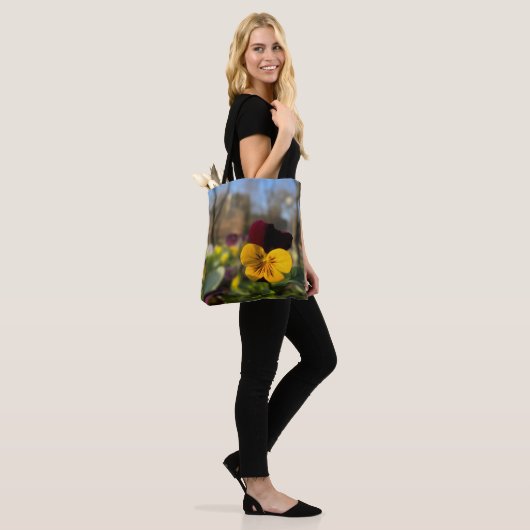 Gele bruine paniek tote bag (Op model)