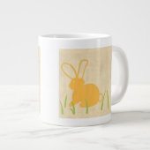 Gele Bunny en groene gras door Chariklia Zarris Grote Koffiekop (Voorkant rechts)