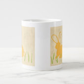 Gele Bunny en groene gras door Chariklia Zarris Grote Koffiekop (Voorkant)