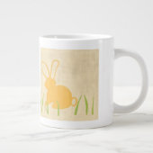 Gele Bunny en groene gras door Chariklia Zarris Grote Koffiekop (Rechts)