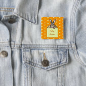 gele bunny-in-the-box vierkante button 5,1 cm (In situ)