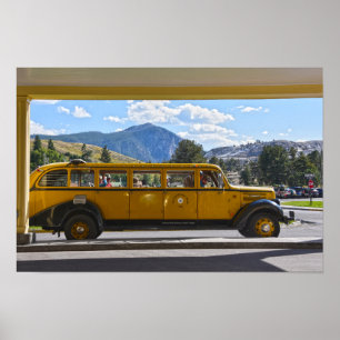 Gele bus, Yellowstone National Park, Wyoming Poster