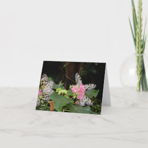 Gele Butterflies op tropische bladeren met bloemen Feestdagen Kaart