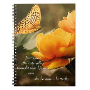 Gele Butterfly op Flowers Inspirerend Quote Notitieboek