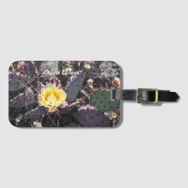 Gele cactus bloem in de lente bagagelabel