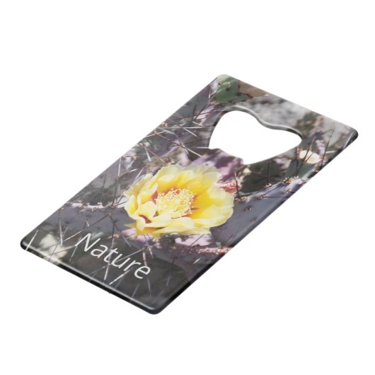 Gele cactus bloem in de lente creditkaart flessenopener (Voorkant Gekanteld)