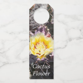 Gele cactus bloem in de lente flessenhanger