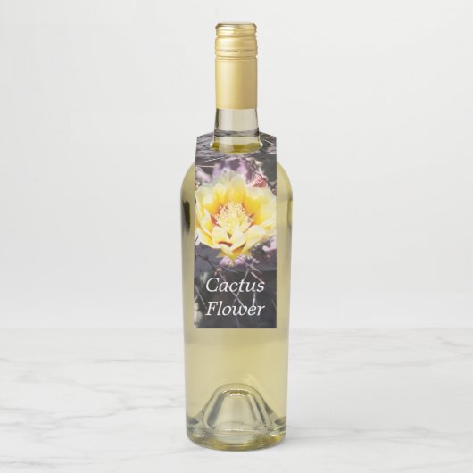 Gele cactus bloem in de lente flessenhanger (Op fles)