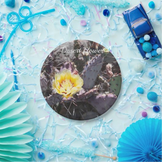 Gele cactus bloem in de lente papieren bordje (Feest)