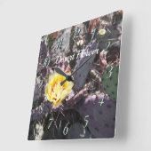 Gele cactus bloem in de lente vierkante klok (Hoek)