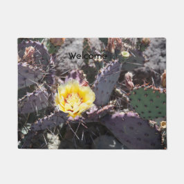 Gele cactusbloem in de lente deurmat