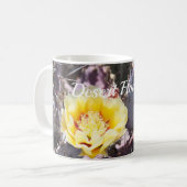 Gele cactuusbloem in lentuin koffiemok (Voorkant links)