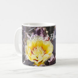 Gele cactuusbloem in lentuin koffiemok