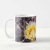 Gele cactuusbloem in lentuin koffiemok (Links)