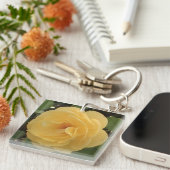 Gele Camellia Acrylische Sleutelhanger (Voorkant Rechts)