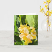 Gele canna lelie in een tuinfoto kaart (Gele Bloem)