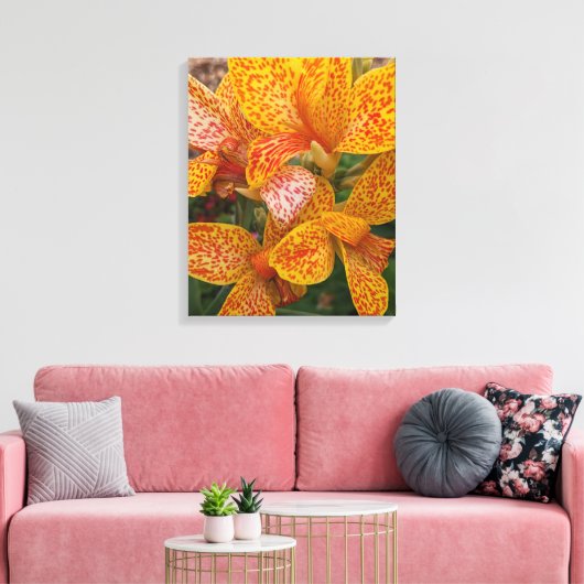 Gele Canna lelie met rode spikkels bloem Canvas Afdruk (Insitu (Woonkamer))