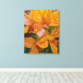 Gele Canna lelie met rode spikkels bloem Canvas Afdruk (Insitu (Houten vloer))
