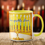 Gele Chanoeka Menorah Peace Sparkle Shine Script Mok<br><div class="desc">"Vrede, schittering, glans." Een close-upfoto van een heldere, kleurrijke, gele en gouden kunstzinnige menora helpt je in stijl de vakantie van Chanoeka in te luiden. Voel de warmte en vreugde van het vakantieseizoen wanneer je uit deze chique, kleurrijke Chanoeka koffie mok drink. Maakt een opvallende set van vier mokken bij...</div>