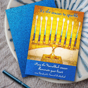 Gele Chanoeka Menorah seizoen om script te schitte Feestdagenkaart