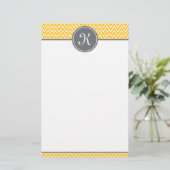 Gele Chevron Pattern Gray Monogram Briefpapier (Staand voorkant)